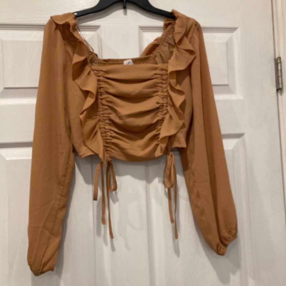 👙Le Lis Tan Ruffled Blouse 👙